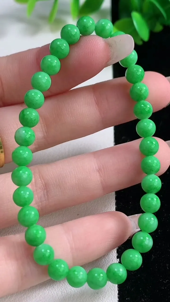 天然A货翡翠圆珠手串，尺寸5.7-32颗，重量:9.95g1月4日
工厂直销收藏佳品,种好水足，色泽