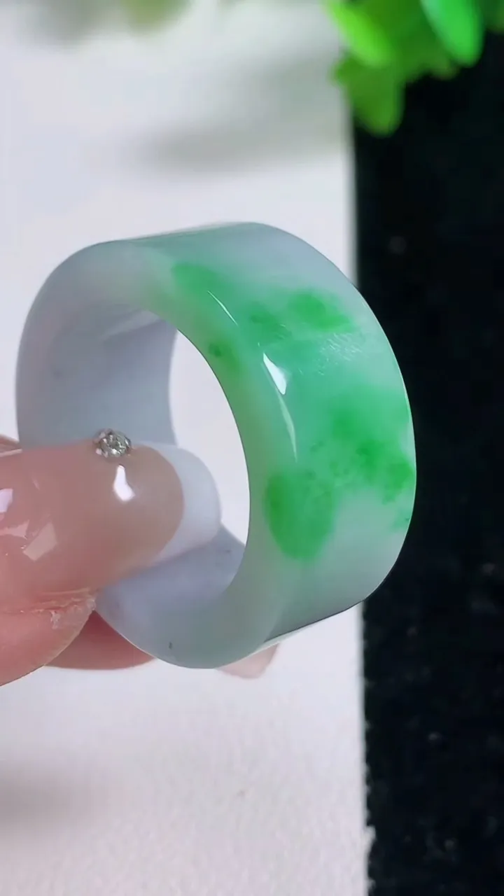 天然A货翡翠指环扳指，尺寸20.5-11.7-3.7，重量:13.11g2026年1月4日
工厂直销收藏佳品,种好水足，色泽均匀，有种有色，上手高大气！