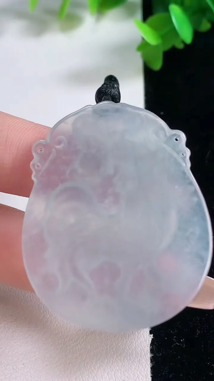 天然A货翡翠生肖鸡吊坠，尺寸44.7-37.3-5.2，重量:15.67g
1月4日