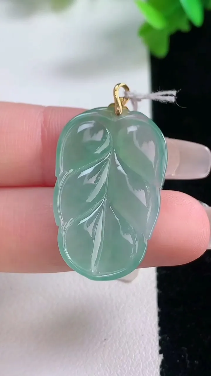 天然A货翡翠金枝玉叶 叶子吊坠，尺寸30-18.7-3.4，重量:4.35g
1月4日