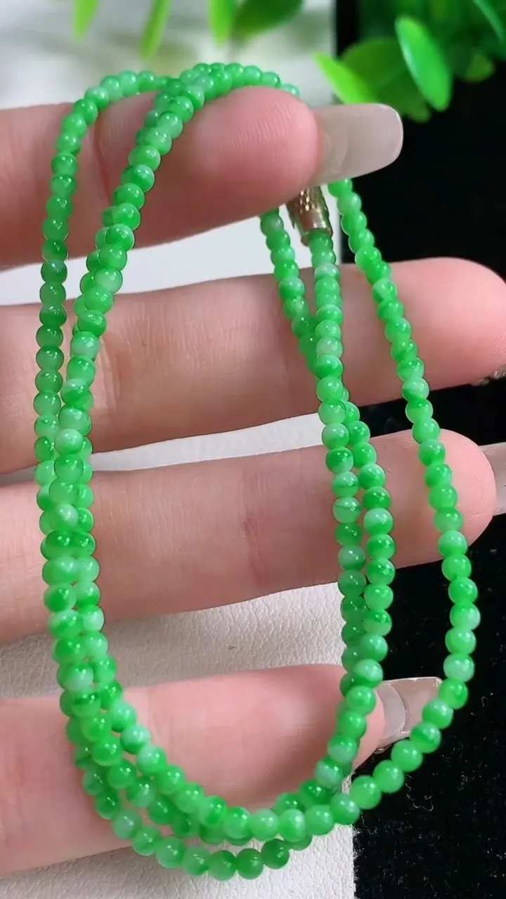 天然A货翡翠小米珠项链，尺寸2.5-232颗，重量:6.61g1月4日
工厂直销收藏佳品,种好水足，色泽均匀，有种有色，上手高大气！