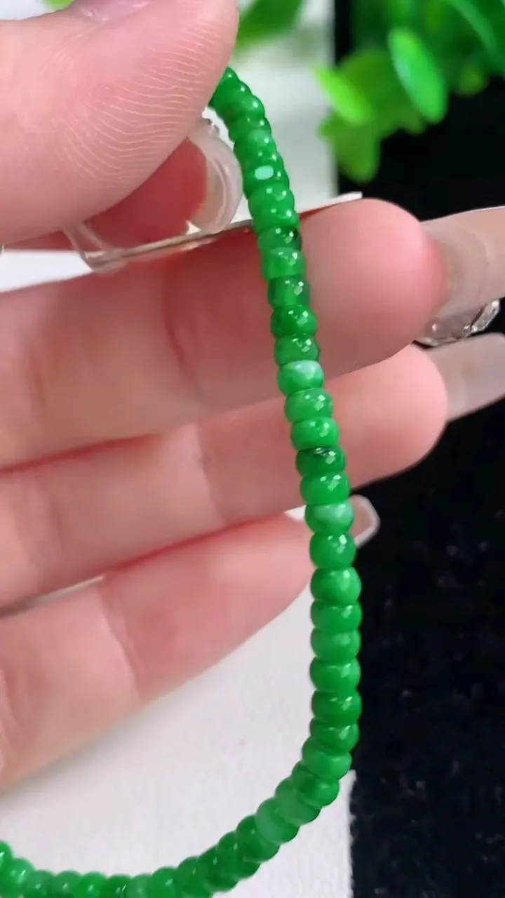 天然A货翡翠算盘珠手串，尺寸3.6-2.7，重量:5.58g1月4日
工厂直销收藏佳品,种好水足，色泽均匀，有种有色，上手高大气！