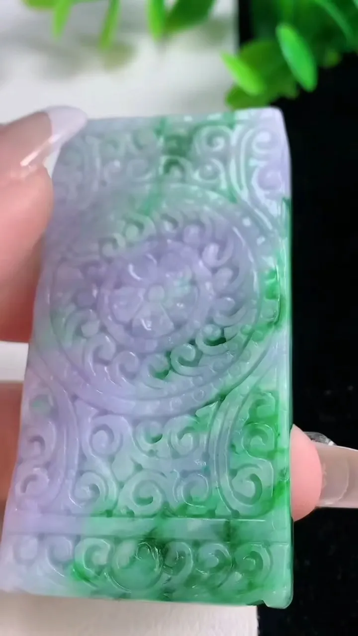 天然A货翡翠雕花仿古牌吊坠，尺寸62.3-33.3-6.2，重量:39.17g
1月4日