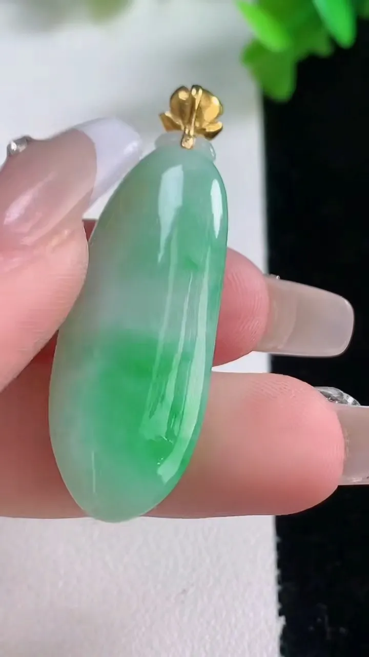 天然A货翡翠福瓜吊坠，尺寸38-14.6-6.2，重量:7.51g
1月4日