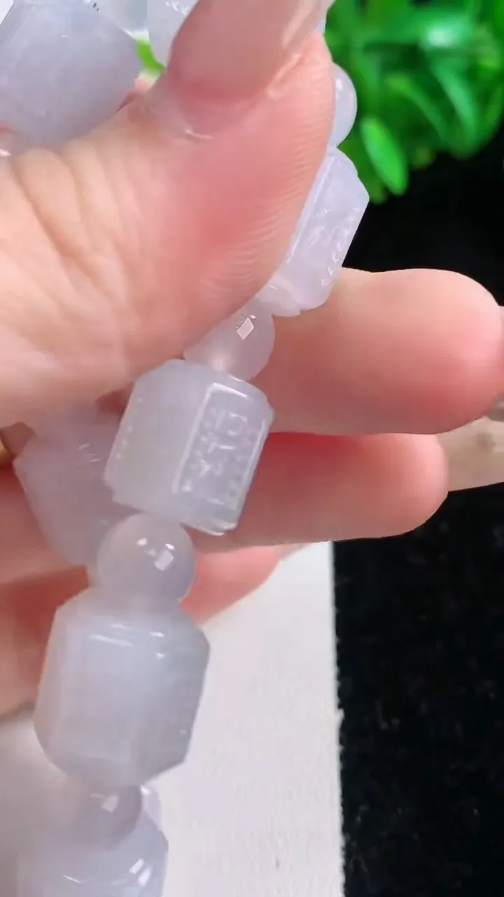 天然A货翡翠六字真言 路路通手串，尺寸12.8-11.7-10颗，重量:51.35g1月4日
工厂直销收藏佳品,种好水足，色泽均匀，有种有色，上手高大气！