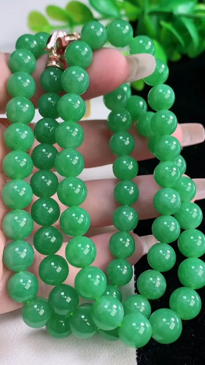 天然A货翡翠圆珠项链，尺寸8.6-53颗，重量:65.43g1月4日
工厂直销收藏佳品,种好水足，色泽均匀，有种有色，上手高大气！