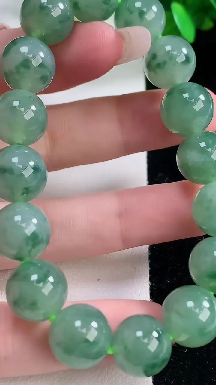 天然A货翡翠种飘花圆珠手串，尺寸11.7-16颗，重量:46.68g1月4日
工厂直销收藏佳品,种好水足，色泽均匀，有种有色，上手高大气！