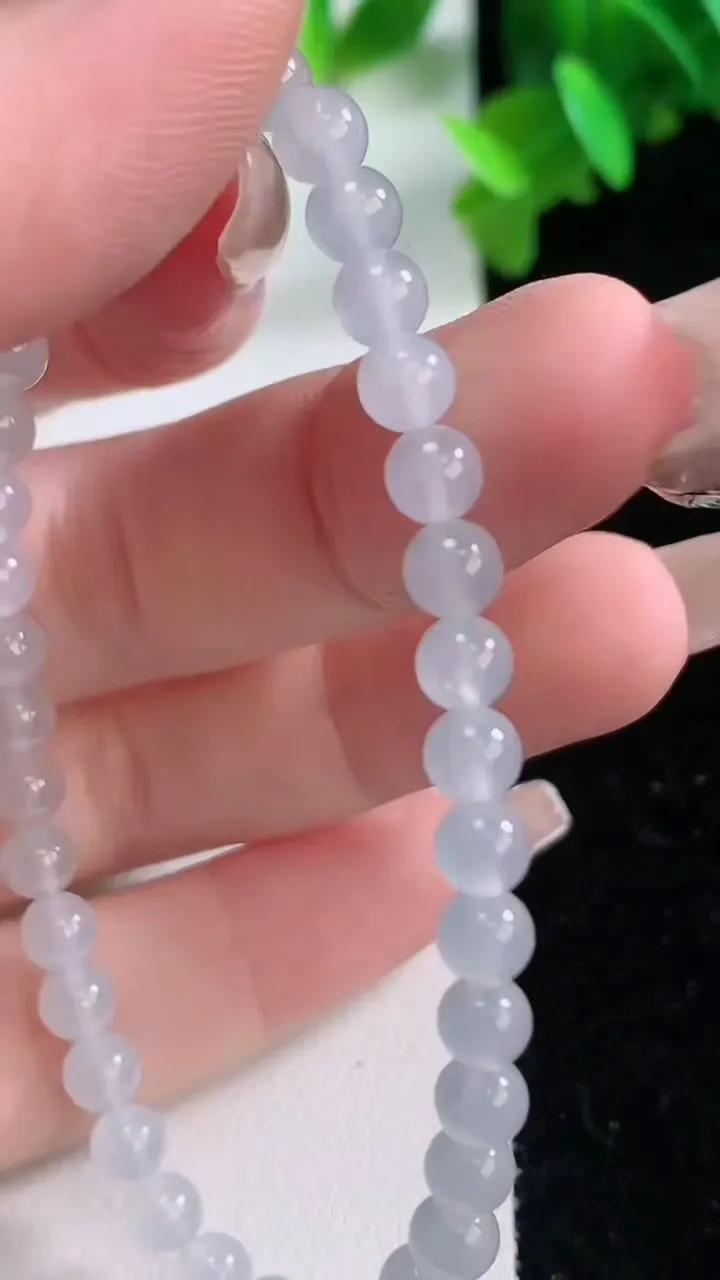 天然A货翡翠圆珠手串，尺寸4.8-37颗，重量:7.46g1月4日
工厂直销收藏佳品,种好水足，色泽均匀，有种有色，上手高大气！