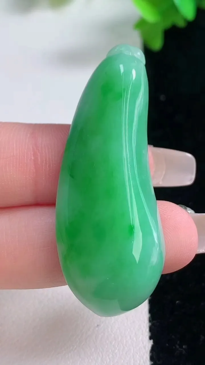 天然A货翡翠福瓜吊坠，尺寸47.3-18.6-10.2，重量:14.05g
1月4日