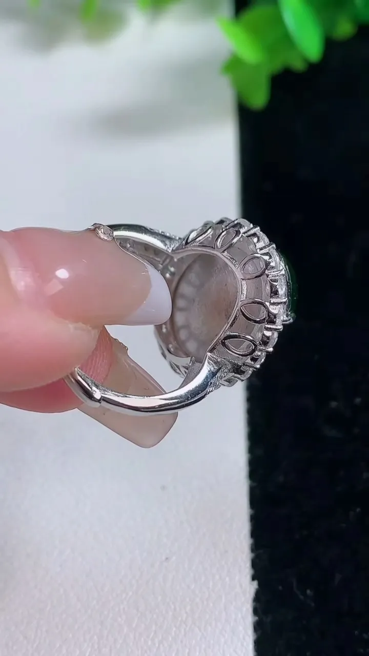 天然A货翡翠蛋面戒指，尺寸17.5-12.7-10，重量:6.62g2026年1月4日
工厂直销收藏佳品,种好水足，色泽均匀，有种有色，上手高大气！