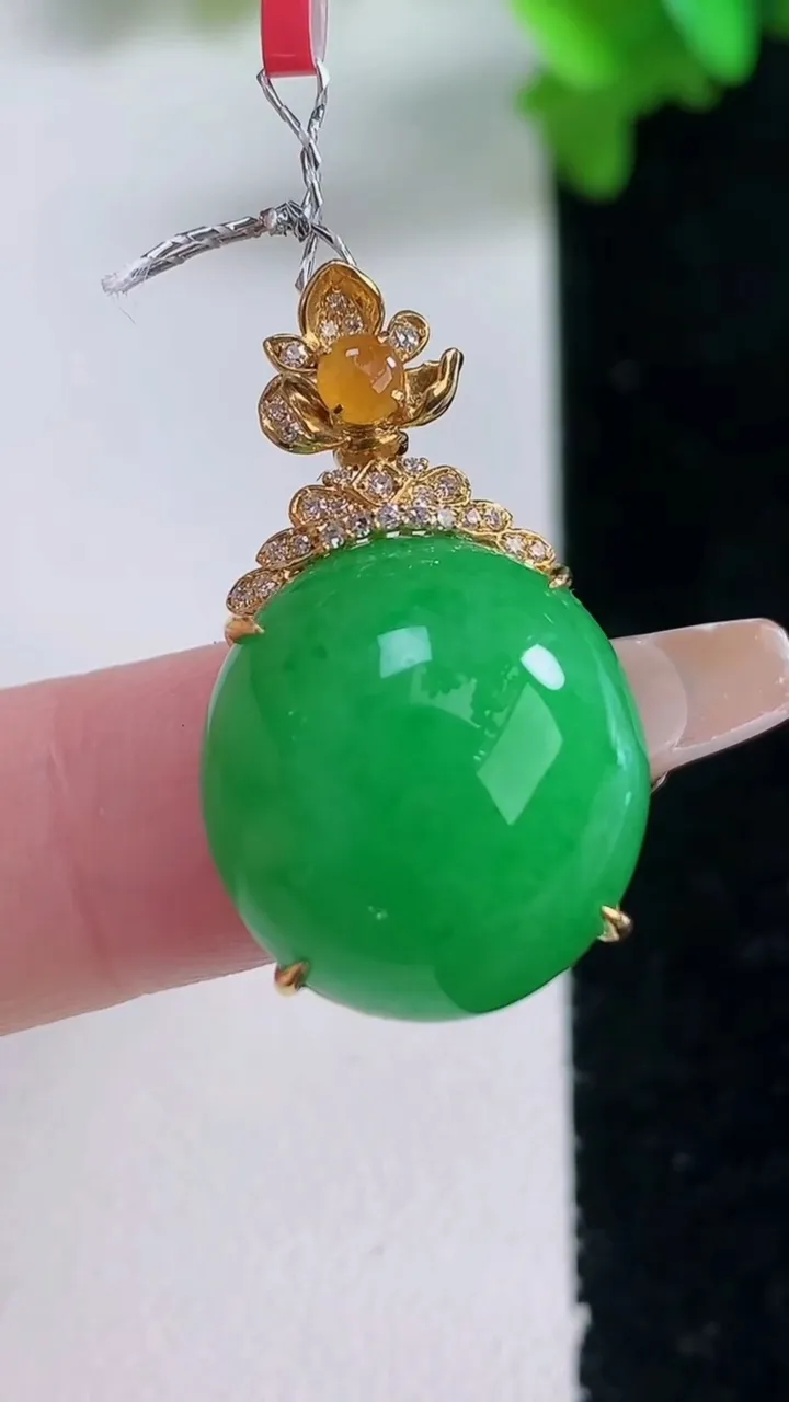 天然A货翡翠蛋面吊坠，尺寸27.5-17-16.2，重量:6.20g
1月4日