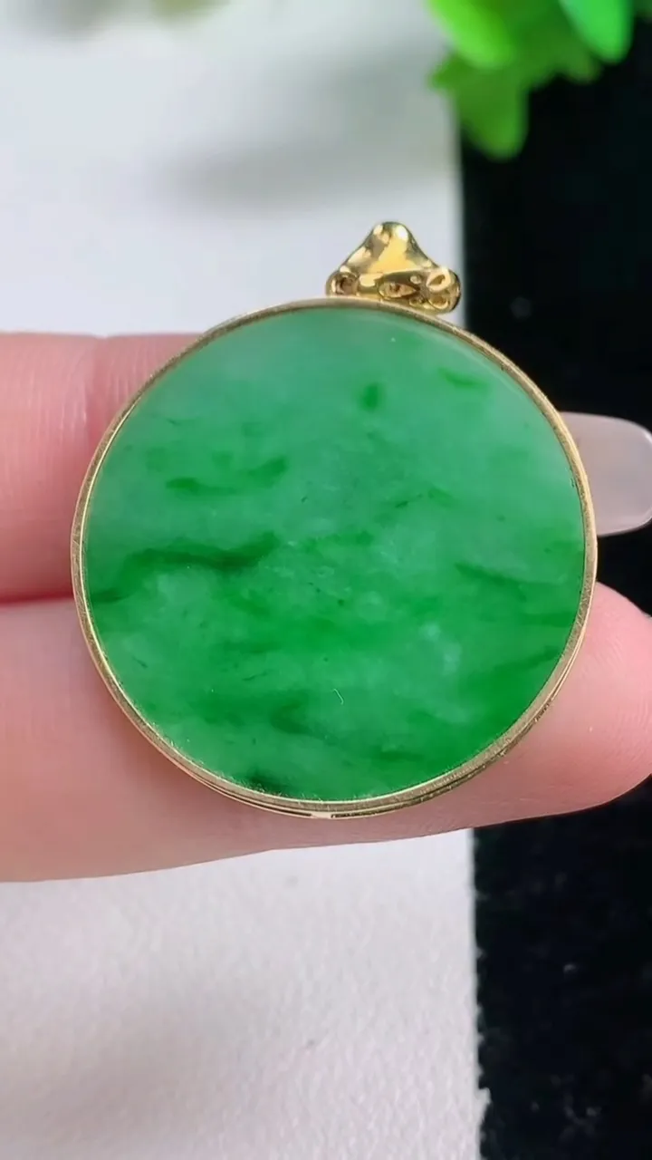 天然A货翡翠无事牌吊坠，尺寸27.5-2.5，重量:5.98g
1月4日