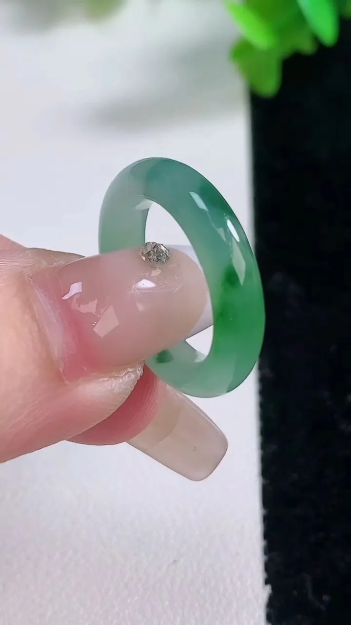 天然A货翡翠冰种飘花指环戒指，尺寸15.5-4.2-3.3，重量:2.97g2026年1月4日
工厂直销收藏佳品,种好水足，色泽均匀，有种有色，上手高大气！