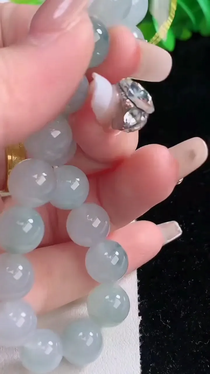 天然A货翡翠种飘花圆珠手串，尺寸10-19颗，重量:34.17g1月4日
工厂直销收藏佳品,种好水足，色泽均匀，有种有色，上手高大气！