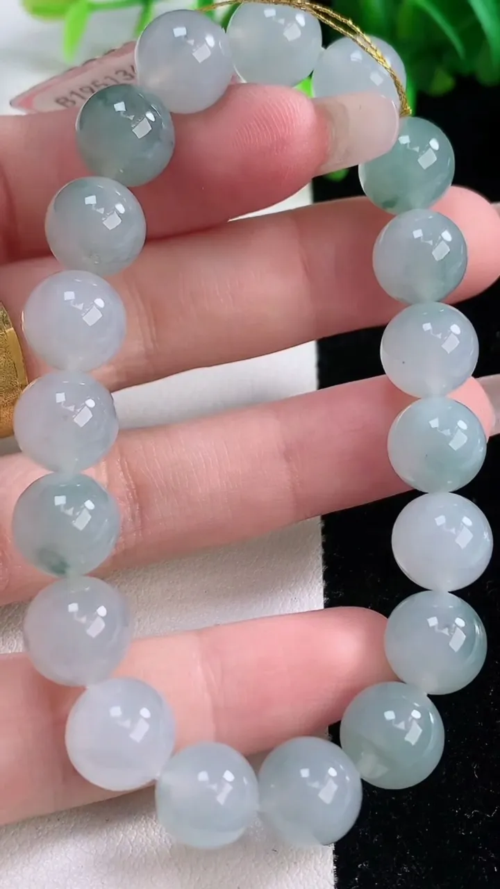 天然A货翡翠种飘花圆珠手串，尺寸10-19颗，重量:34.17g1月4日
工厂直销收藏佳品,种好水足，色泽均匀，有种有色，上手高大气！