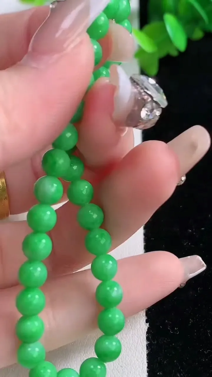 天然A货翡翠圆珠手串，尺寸5.7-32颗，重量:9.95g1月4日
工厂直销收藏佳品,种好水足，色泽