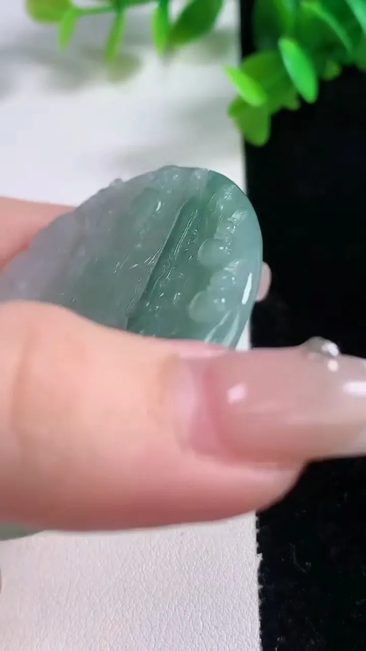 天然A货翡翠冰种飘花文殊菩萨吊坠，尺寸53.2-4.8，重量:26.30g
1月4日