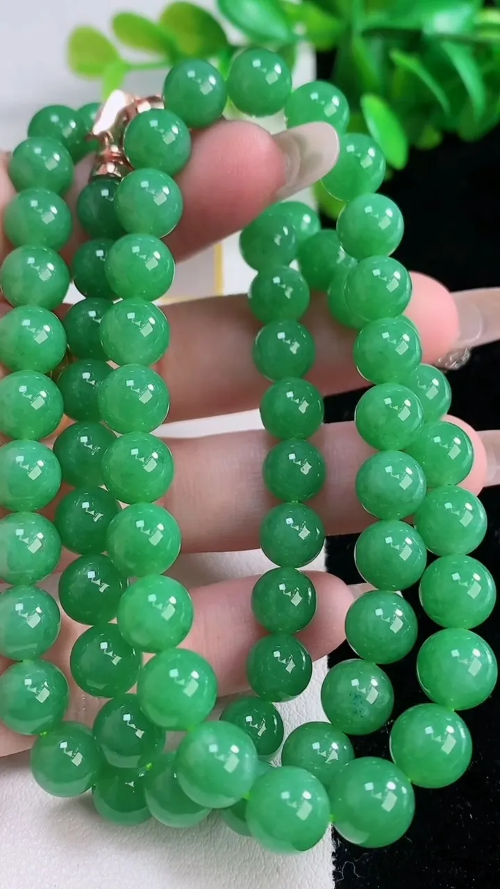 天然A货翡翠圆珠项链，尺寸8.6-53颗，重量:65.43g1月4日
工厂直销收藏佳品,种好水足，色泽均匀，有种有色，上手高大气！