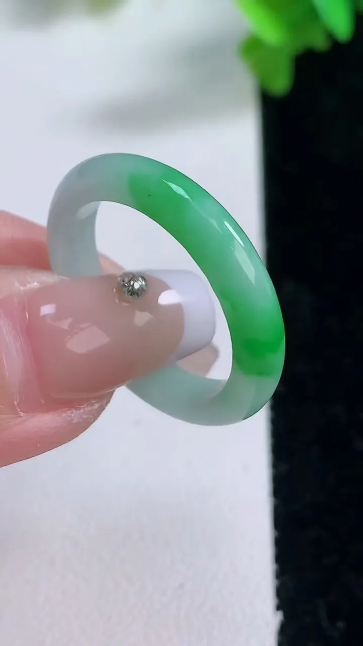 天然A货翡翠指环戒指，尺寸20.3-4.2-3，重量:3.21g2026年1月4日
工厂直销收藏佳品