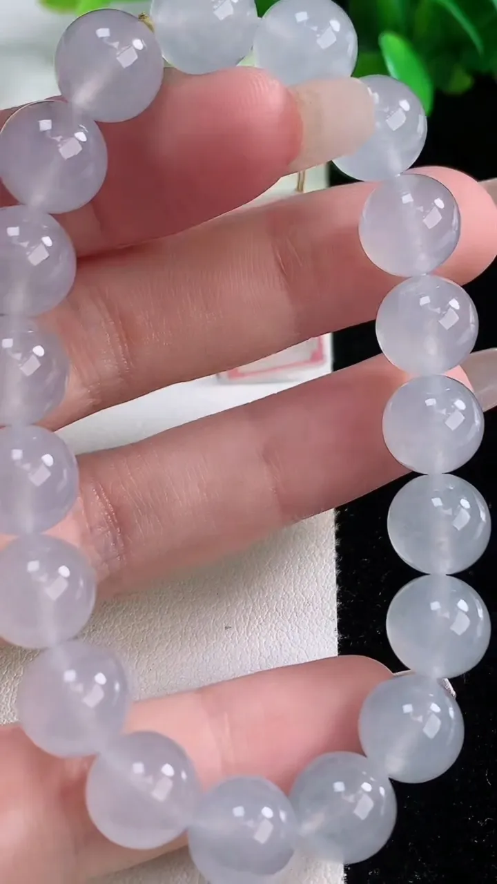 天然A货翡翠种白冰圆珠手串，尺寸10-19颗，重量:32.98g1月4日
工厂直销收藏佳品,种好水足，色泽均匀，有种有色，上手高大气！