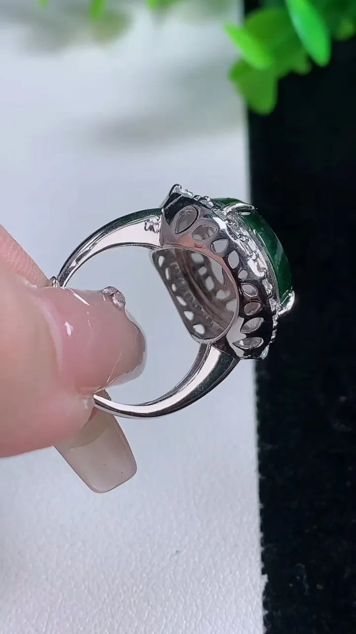 天然A货翡翠蛋面戒指，尺寸15.3-7.4，重量:6.42g2026年1月4日
工厂直销收藏佳品,种好水足，色泽均匀，有种有色，上手高大气！