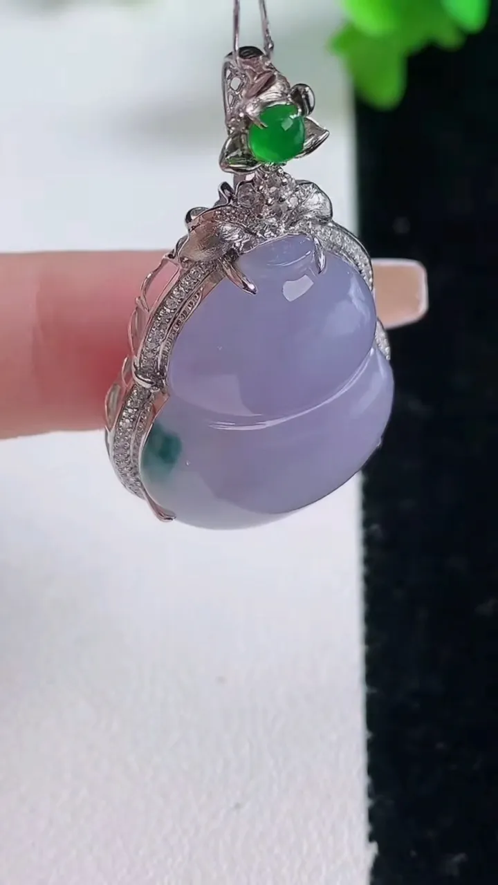 天然A货翡翠18K金紫罗兰葫芦吊坠，尺寸39.6-22-9.5，裸石25-19.4重量:7.69g
1月4日