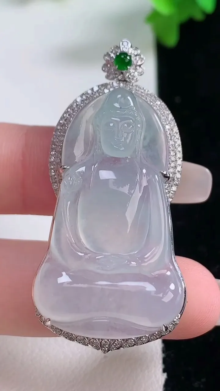 天然A货翡翠种白冰大势至菩萨吊坠，尺寸49.6-23-10.2裸石38-22.7重量:12.18g
