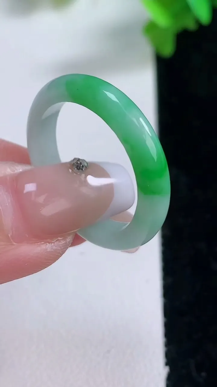 天然A货翡翠指环戒指，尺寸20.3-4.2-3，重量:3.21g2026年1月4日
工厂直销收藏佳品,种好水足，色泽均匀，有种有色，上手高大气！