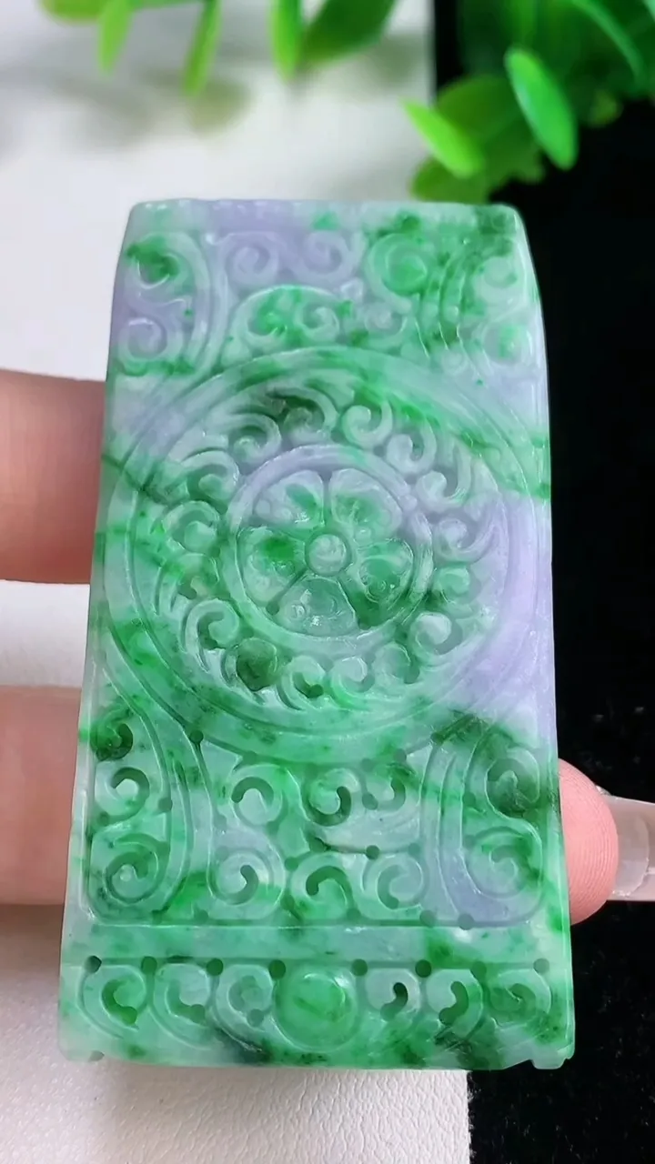 天然A货翡翠雕花仿古牌吊坠，尺寸62.3-33.3-6.2，重量:39.17g
1月4日