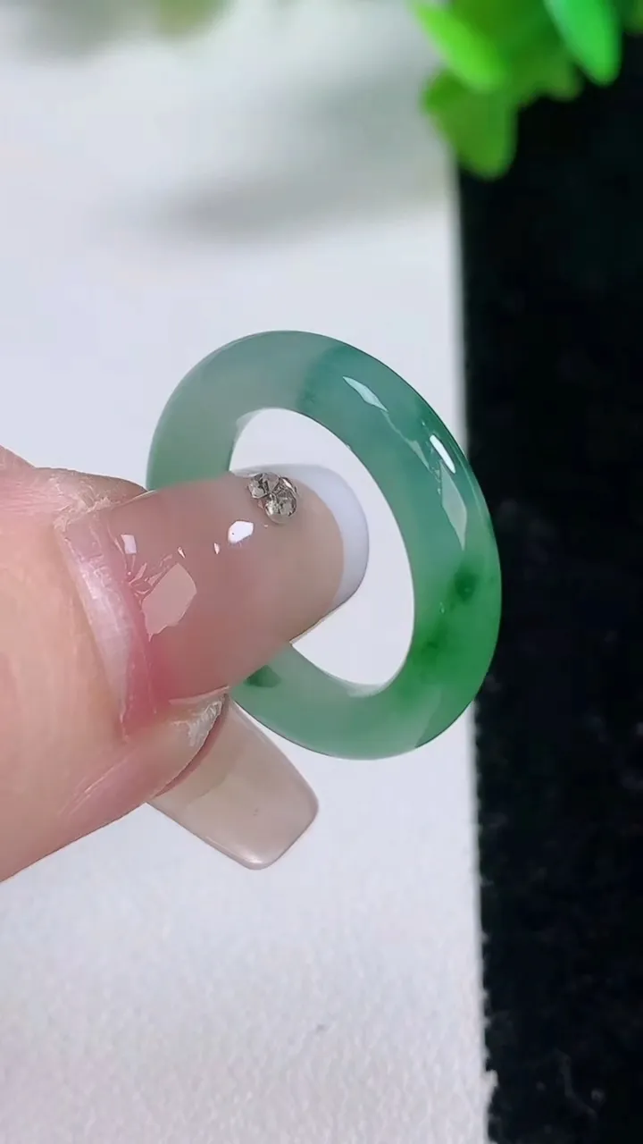 天然A货翡翠冰种飘花指环戒指，尺寸15.5-4.2-3.3，重量:2.97g2026年1月4日
工厂直销收藏佳品,种好水足，色泽均匀，有种有色，上手高大气！