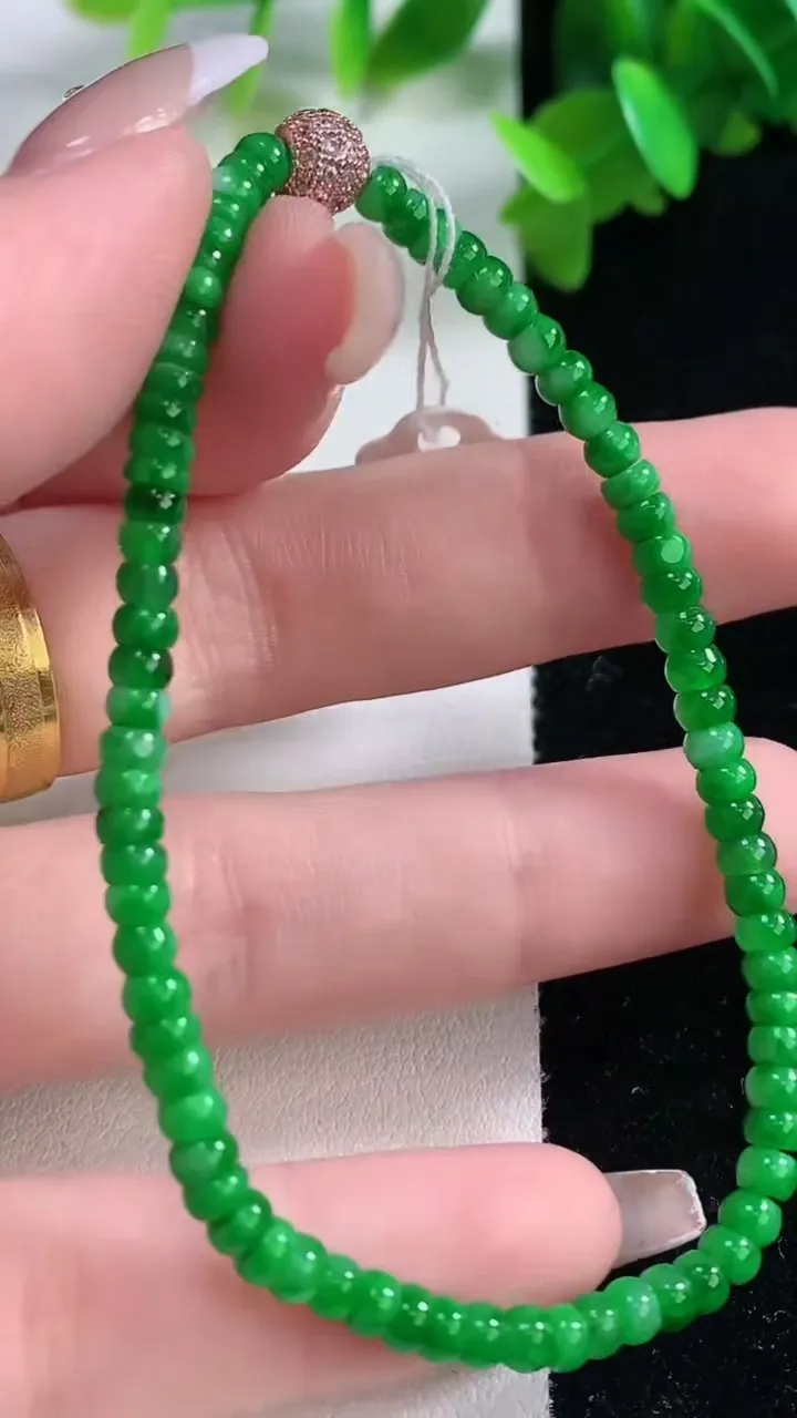 天然A货翡翠算盘珠手串，尺寸3.6-2.7，重量:5.58g1月4日
工厂直销收藏佳品,种好水足，色泽均匀，有种有色，上手高大气！