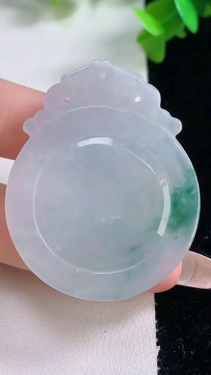 天然A货翡翠冰种飘花龙马精神吊坠，尺寸48-38-6，重量:18.35g
1月4日