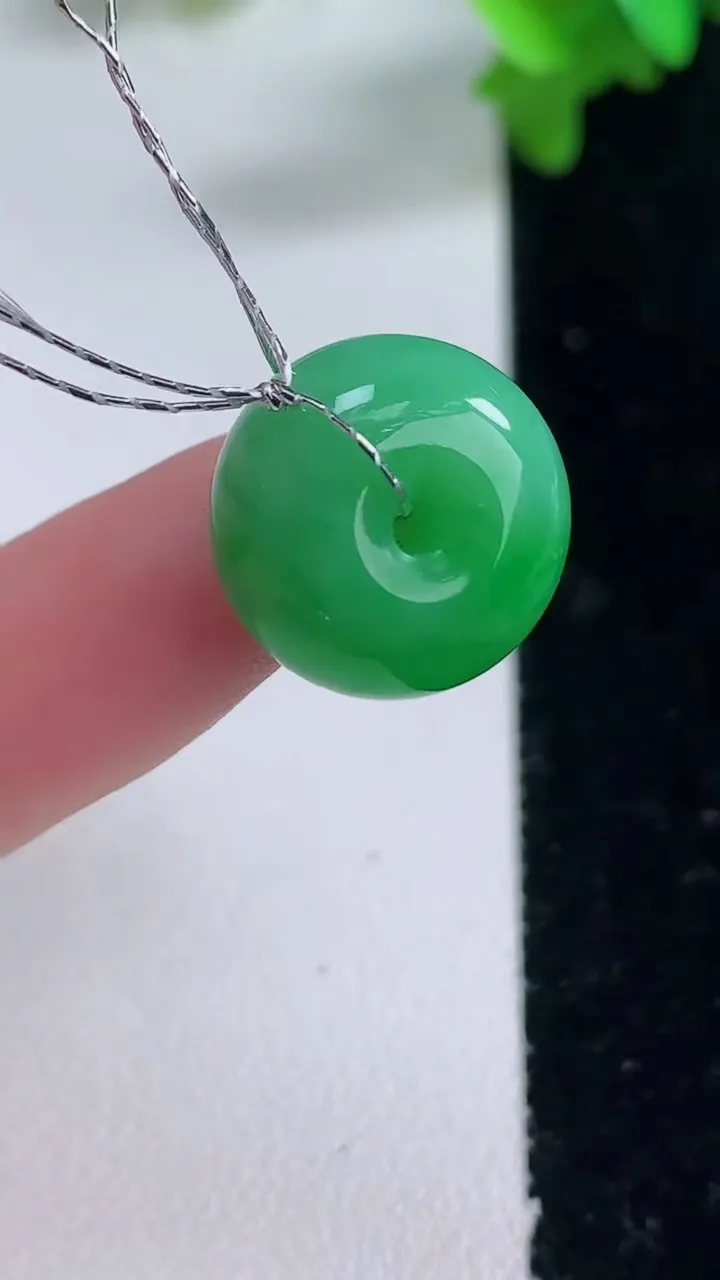 天然A货翡翠路路通吊坠，尺寸15.5-9.6，重量:5.58g
1月4日