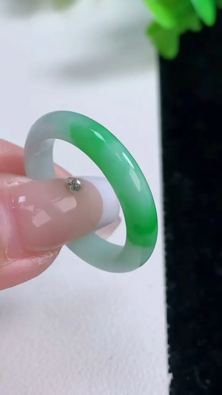 天然A货翡翠指环戒指，尺寸20.3-4.2-3，重量:3.21g2026年1月4日
工厂直销收藏佳品,种好水足，色泽均匀，有种有色，上手高大气！