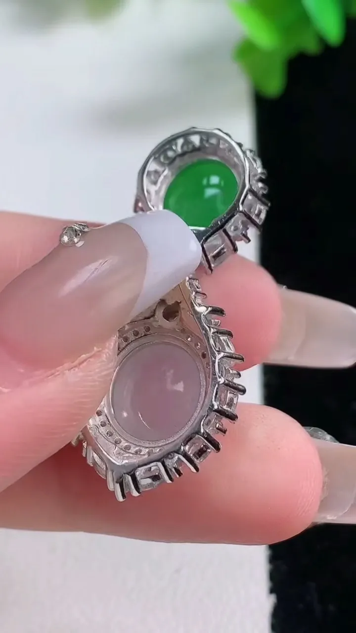 天然A货翡翠种白冰蛋面吊坠，尺寸36.5-16.8-10，裸石11-9.6重量:5.94g
1月4日