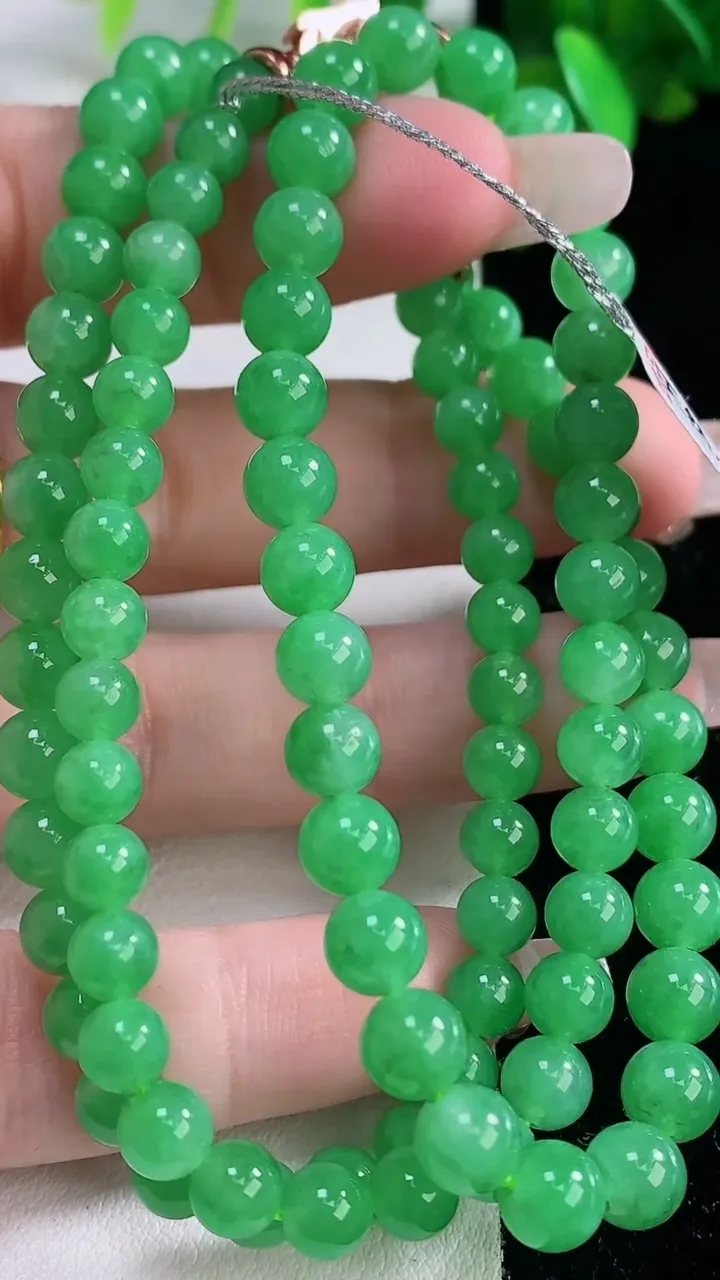 天然A货翡翠圆珠项链，尺寸6-95颗，重量:35.43g1月4日
工厂直销收藏佳品,种好水足，色泽均匀，有种有色，上手高大气！