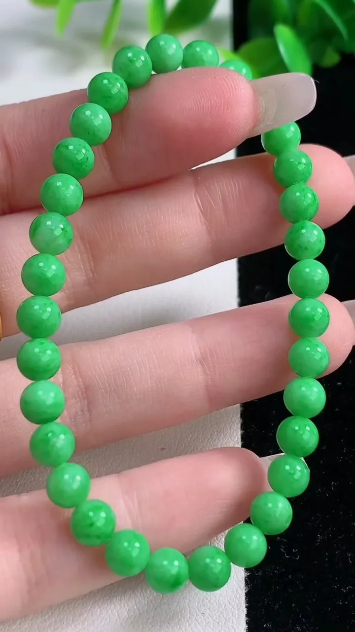 天然A货翡翠圆珠手串，尺寸5.7-32颗，重量:9.95g1月4日
工厂直销收藏佳品,种好水足，色泽均匀，有种有色，上手高大气！