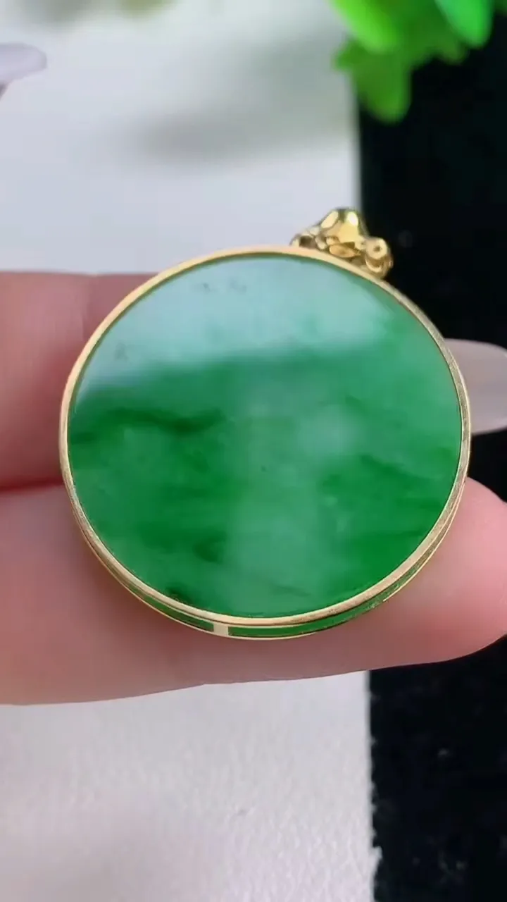 天然A货翡翠无事牌吊坠，尺寸27.5-2.5，重量:5.98g
1月4日