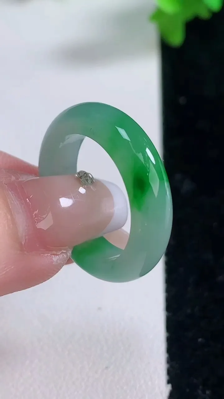 天然A货翡翠指环戒指，尺寸18.5-5.7-3.4，重量:4.36g2026年1月4日
工厂直销收藏