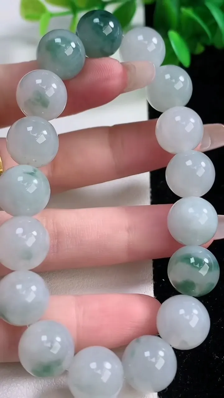 天然A货翡翠飘花圆珠手串，尺寸11.7-17颗，重量:51.08g1月4日
工厂直销收藏佳品,种好水足，色泽均匀，有种有色，上手高大气！