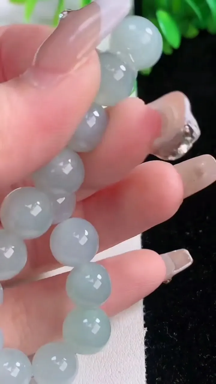 天然A货翡翠圆珠手串，尺寸9.8-19颗，重量:30.21g1月4日
工厂直销收藏佳品,种好水足，色泽均匀，有种有色，上手高大气！