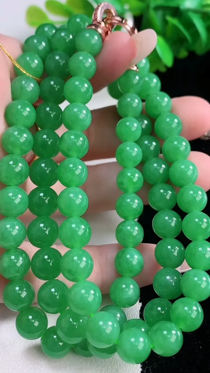 天然A货翡翠圆珠项链，尺寸8-77颗，重量:68.31g1月4日
工厂直销收藏佳品,种好水足，色泽均匀，有种有色，上手高大气！