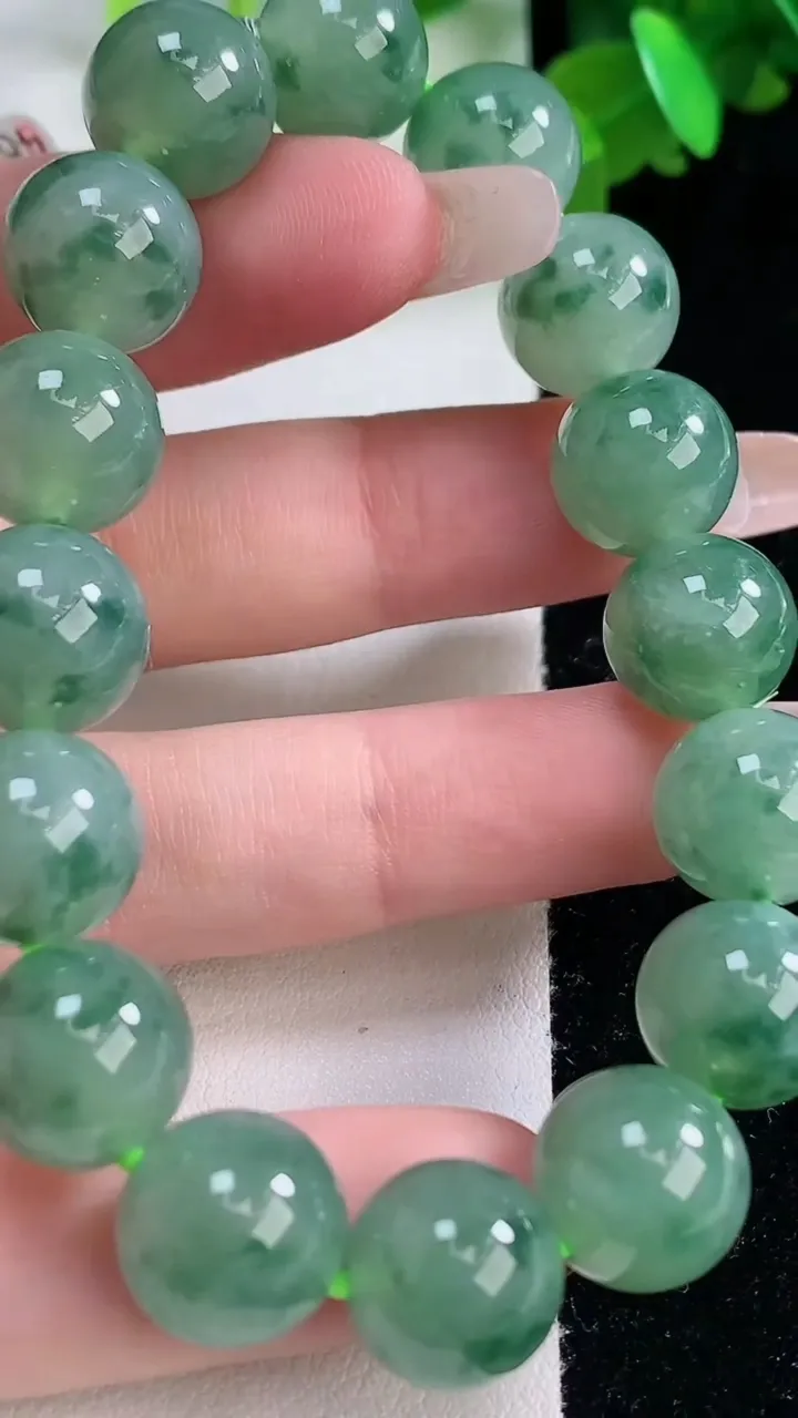 天然A货翡翠种飘花圆珠手串，尺寸11.7-16颗，重量:46.68g1月4日
工厂直销收藏佳品,种好水足，色泽均匀，有种有色，上手高大气！
