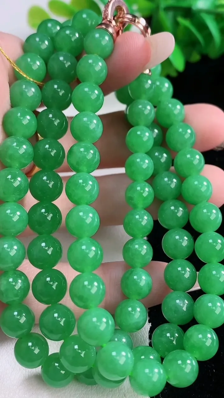 天然A货翡翠圆珠项链，尺寸8-77颗，重量:68.31g1月4日
工厂直销收藏佳品,种好水足，色泽均匀，有种有色，上手高大气！