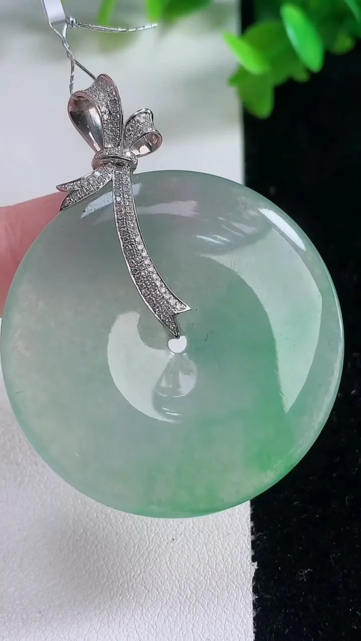 天然A货翡翠平安扣吊坠，尺寸42.3-6.5，重量:26.92g
1月4日