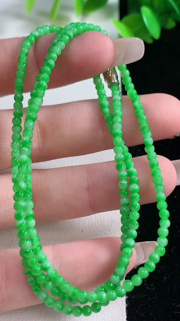 天然A货翡翠小米珠项链，尺寸2.5-232颗，重量:6.61g1月4日
工厂直销收藏佳品,种好水足，色泽均匀，有种有色，上手高大气！