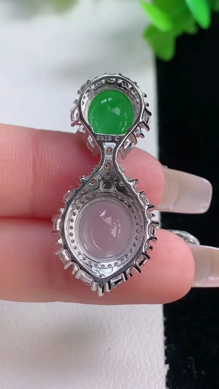 天然A货翡翠种白冰蛋面吊坠，尺寸36.5-16.8-10，裸石11-9.6重量:5.94g
1月4日