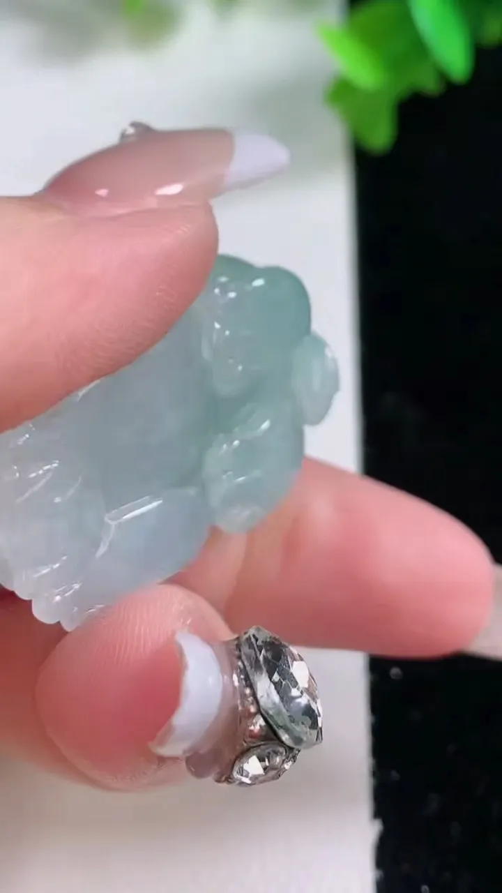 天然A货翡翠冰种飘花貔貅吊坠，尺寸33.2-19.4-12.2，重量:17.96g
1月4日