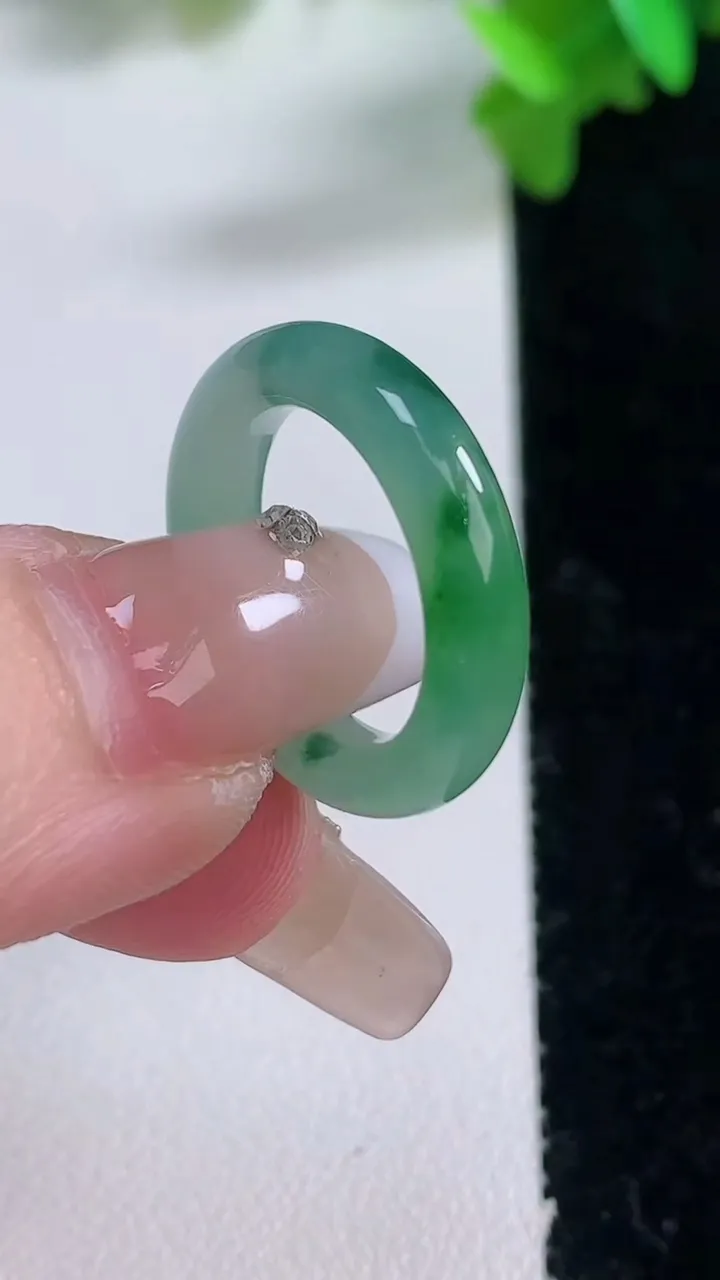 天然A货翡翠冰种飘花指环戒指，尺寸15.5-4.2-3.3，重量:2.97g2026年1月4日
工厂直销收藏佳品,种好水足，色泽均匀，有种有色，上手高大气！
