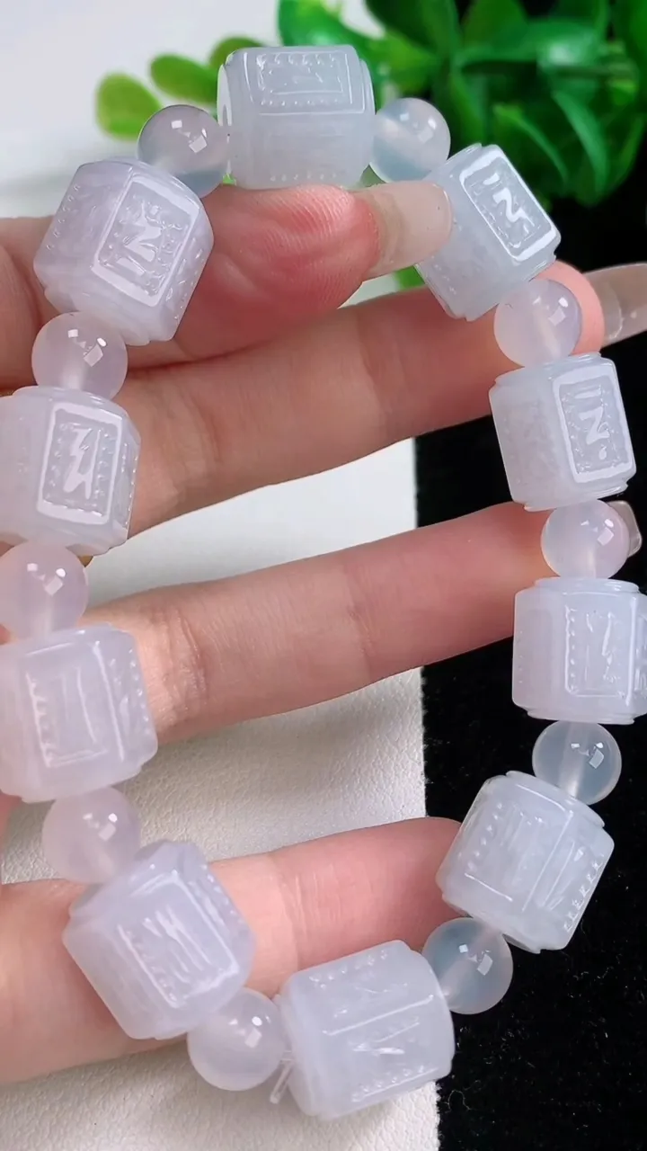 天然A货翡翠六字真言 路路通手串，尺寸12.8-11.7-10颗，重量:51.35g1月4日
工厂直销收藏佳品,种好水足，色泽均匀，有种有色，上手高大气！